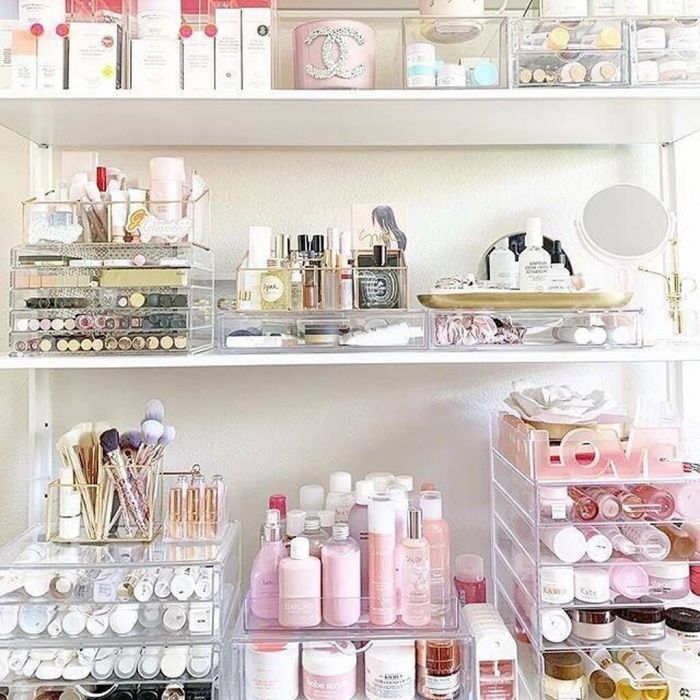 #5 Μην αγοράζεις αλόγιστα beauty items. Αφού έχεις ήδη ένα scrub στο σπίτι σου, γιατί να πάρεις άλλο ένα; Με αυτήν την απερισκεψία σου συμβάλλεις στην ολοένα και περισσότερη χρήση πλαστικού στις συσκευασίες. Παίρνοντας, όμως, μόνο ό,τι σου είναι άκρως απα