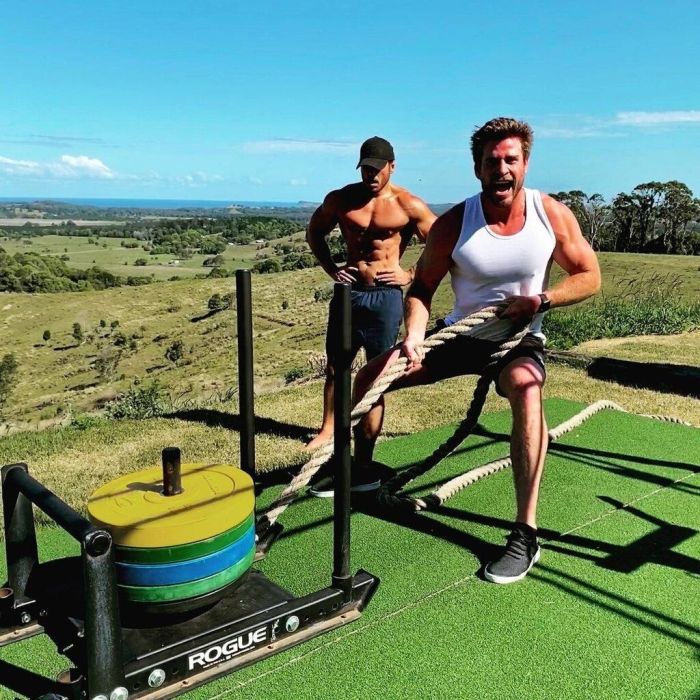 Ο Liam Hemsworth φωτογραφίζεται για γνωστό περιοδικό και είναι super hot