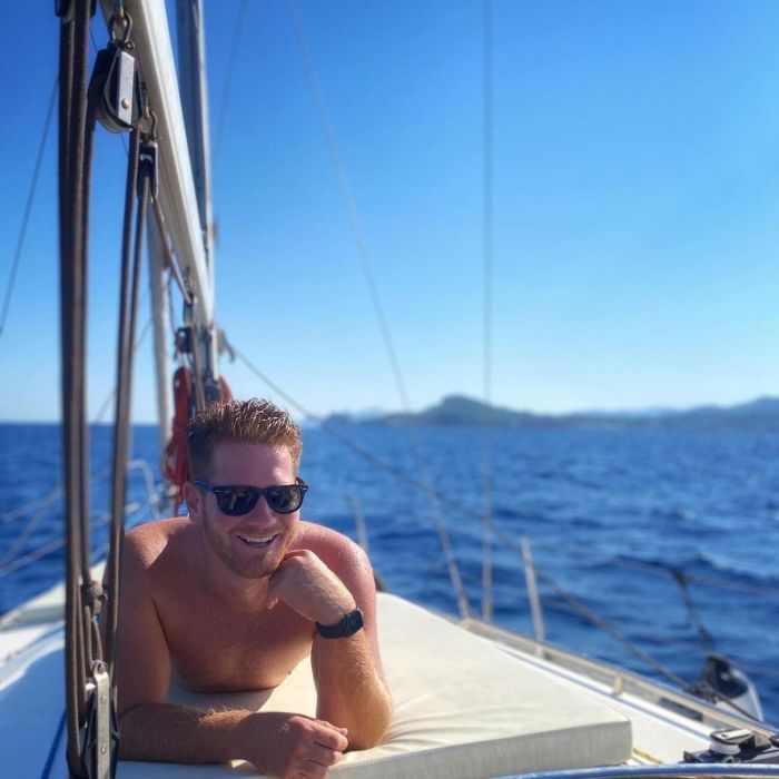 Ο ίδιος, πάντως, με ένα story στο Instagram έδειξε ότι παρακολουθεί από το σπίτι του τη βραδιά του ημιτελικού. 