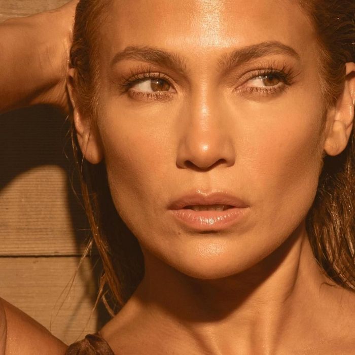 Η JLo φωτογραφίζεται χωρίς μακιγιάζ ή φίλτρα και βλέπουμε το δέρμα της έτσι όπως είναι