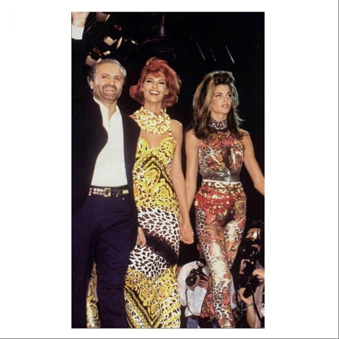 Φωτογραφία του Versace μετά από fashion show τη δεκαετία του '90 @lindaevangelista
