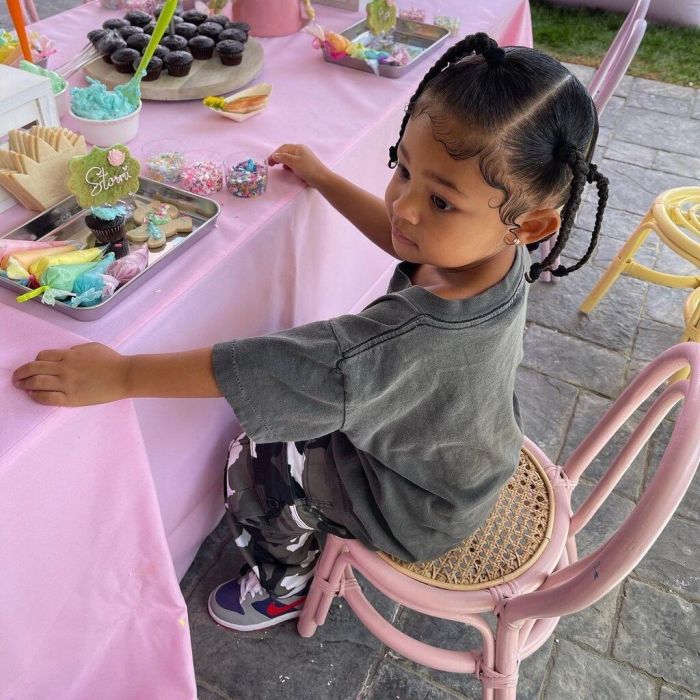 Από την σειρά δε θα μπορούσε να λείπει η γλυκύτατη κόρη της, Stormi
 
