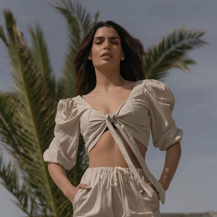 Με δετό crop top στο στήθος @toniasotiropoulou