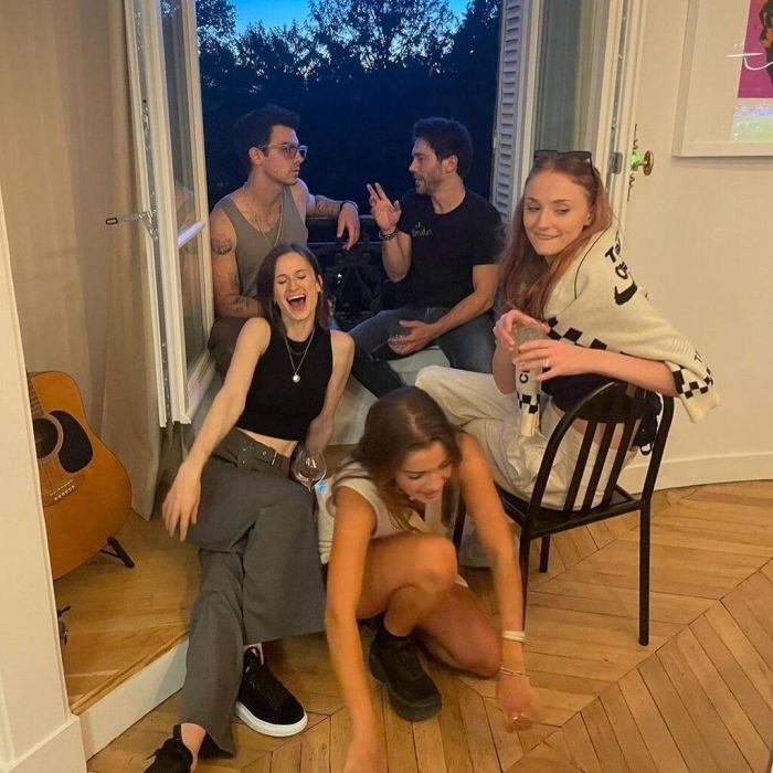 Ωστόσο, η πρόσφατη φωτογραφία της στην οποία φαίνεται μελαχρινή έχει μπερδέψει όλο τον κόσμο.