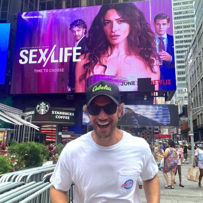 Μπροστά από το billboard της σειράς στην Times Square.