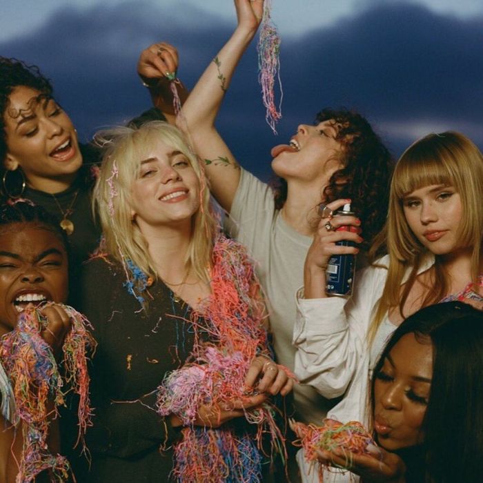 Εδώ η Billie ποζάρει με άλλες κοπέλες σε γυρίσματα για το μουσικό της βίντεο “Lost Cause”. @billieeilish

