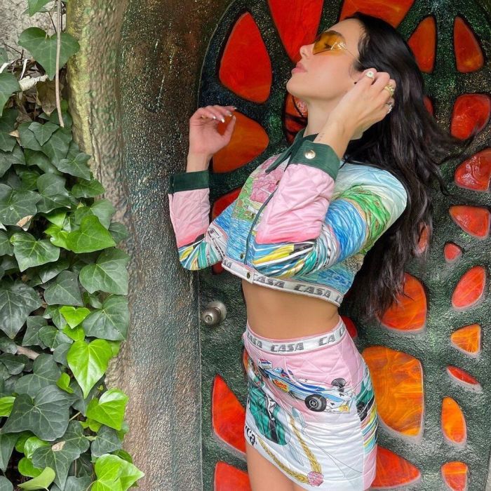 Το Casablanca coordinated set της Dua έκανε τρελό statement λόγω του φανταστικού του print, αλλά και η καπιτονέ του υφή το ανέβασε σε άλλο level.