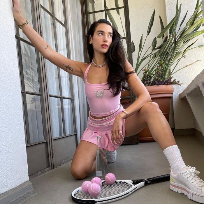 To ροζ είναι σίγουρα το it χρώμα της Dua για το καλοκαίρι του 2021. Αντί να επιλέξει το κλασσικό λευκό χρώμα για το σύνολό της, έκανε την τάση δική της με ένα ροζ σετ με πεταλούδες. 