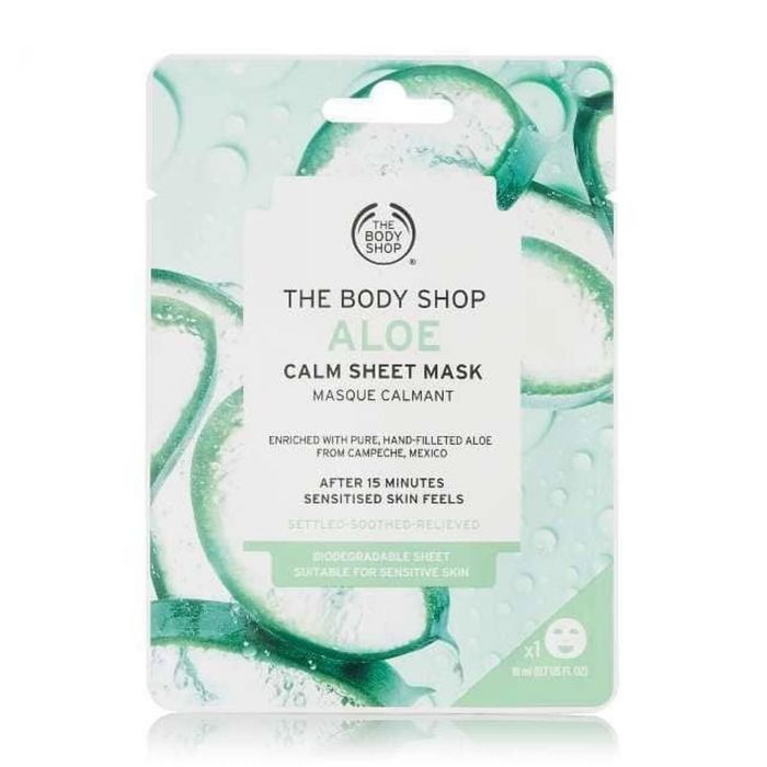 THE BODY SHOP, ALOE CALM SHEET MASK: Μια sheet mask «βόμβα» ενυδάτωσης για το δέρμα. Εκτός από βιολογική αλόη βέρα, περιέχει και αγγούρι, το οποίο είναι εξίσου ενυδατικό. 