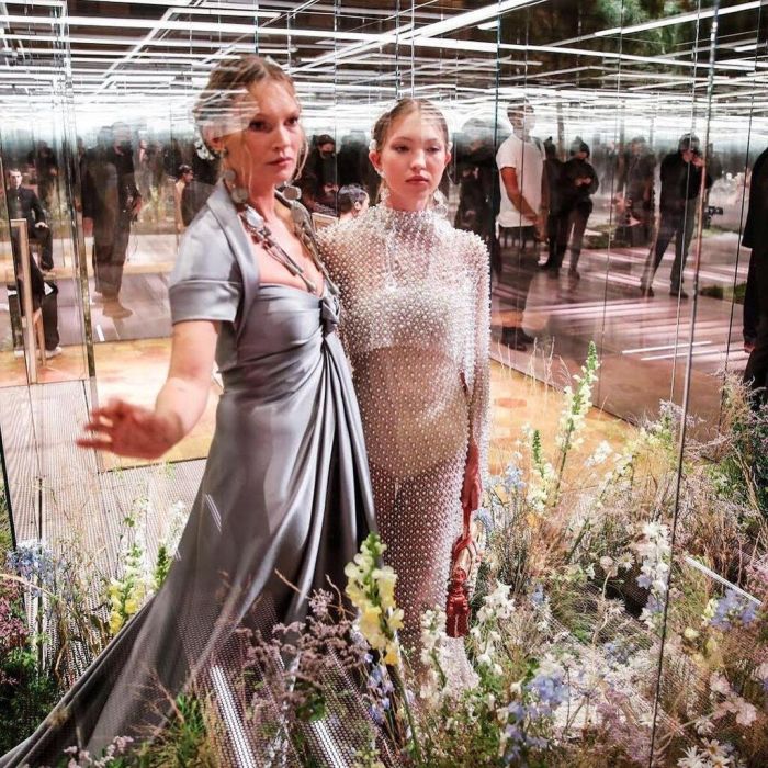 Το δίδυμο μαμάς και κόρης στην παραρέλα του οίκου Fendi @esinsider
