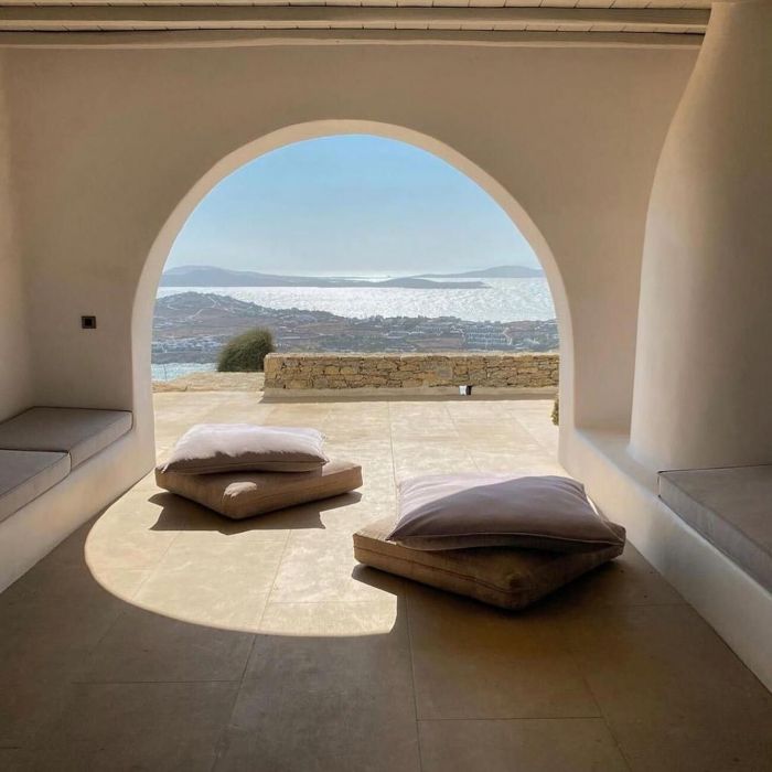 Η Carla Bruni στην Ελλάδα- Οι φωτογραφίες στο Instagram από τις διακοπές της στη χώρα μας