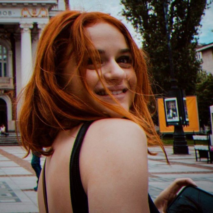 Αυτό το φλογερό, ginger red είναι το νέο χρώμα μαλλιών της Joey King.