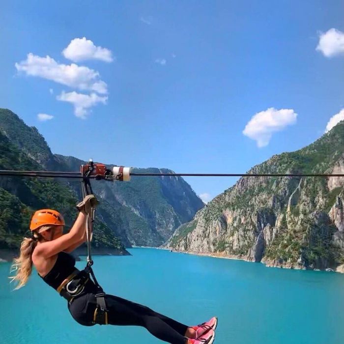 Zip-lining: Το Zip-lining συχνά περιλαμβάνεται ως μέρος μιας οικολογικής περιοδείας -με τους ανθρώπους να «αιωρούνται» δίπλα από δέντρα σε τροπικά δάση. Στην ουσία, πρόκειται για την κατάβαση πλαγιάς, γλιστρώντας πάνω σε ένα καλώδιο ή σχοινί (ειδικά ενισχ