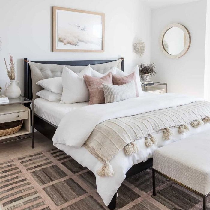 6.	Layered υπνοδωμάτια. Οι σχεδιαστές επιδιώκουν να φέρουν layers άνεσης σε ολόκληρο το υπνοδωμάτιο αυτή τη σεζόν. Για παράδειγμα, αν έχεις ένα χαλί με σχέδια που είναι πολύ μικρό, πρόσθεσε ένα μεγαλύτερο από κάτω του σε ουδέτερο χρώμα. @centsationalstyle