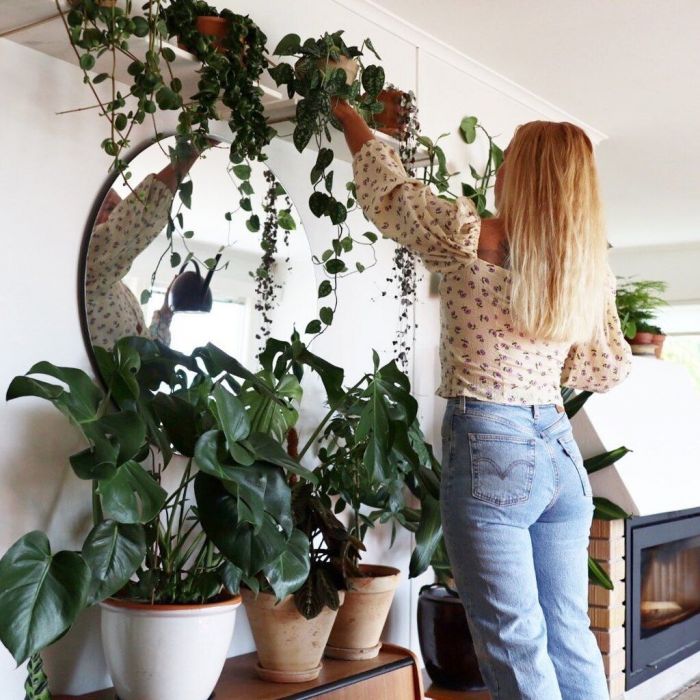 7.	Bring the Outdoors in. Η πανδημία μάς δίδαξε πολλά για το πόσο καλύτερη είναι η ζωή όταν καθόμαστε έξω. Αυτό φυσικά δεν σημαίνει πως πρέπει να μετατρέψεις το σπίτι σου σε θερμοκήπιο. Αυτό μπορεί να σημαίνει να χρησιμοποιήσεις φυσικές ίνες (ρατάν, μπαμπ