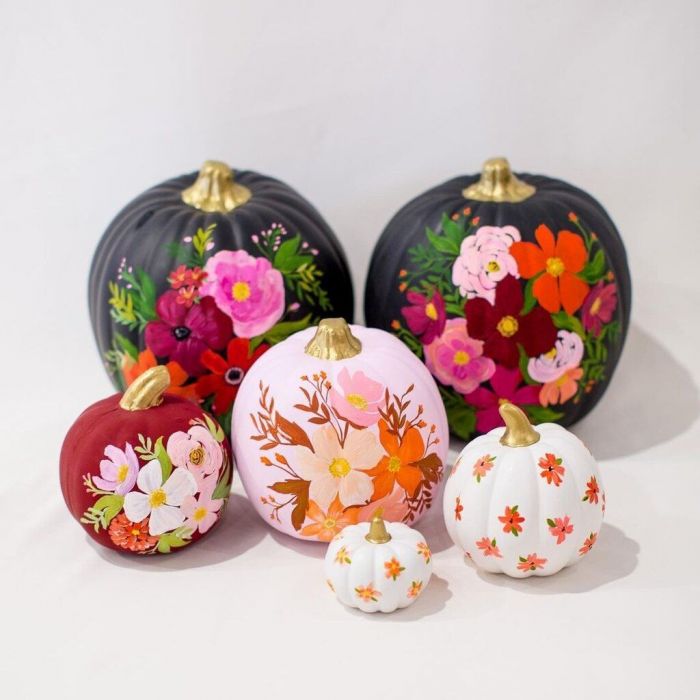 6. Προετοίμασε το σχέδιό σου. Μερικοί άνθρωποι προτιμούν την αφηρημένη ζωγραφική, ενώ άλλοι προτιμούν να έχουν ένα σχέδιο πριν ξεκινήσουν. Όποιο και αν είναι το στυλ σου, θα πρέπει να έχεις μια γενική ιδέα για το πώς θα βάψεις την κολοκύθα σου. Σχεδίασε π