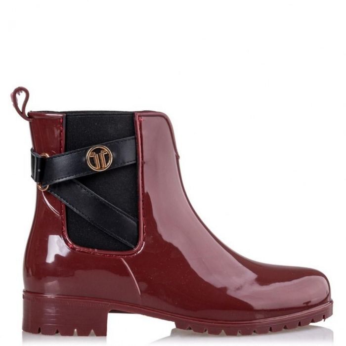 10 fashion items που θα σε σώσουν τις βροχερές ημέρες