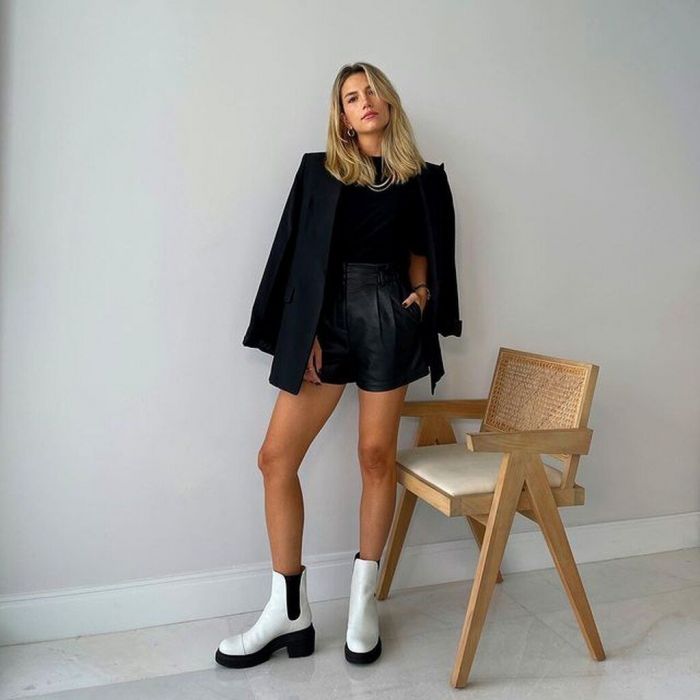 Eπίλεξε ένα λευκό μποτάκι αστραγάλου με μαύρη σόλα για να τραβήξεις όλη την προσοχή πάνω στα πόδια σου @stuartweitzman