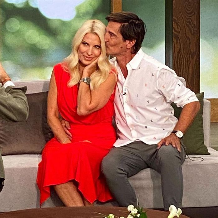 Η Ελένη χαμογέλασε πλατιά σήμερα το πρωί που παρέλαβε τις τηλεθεάσεις της πρεμιέρας της. 