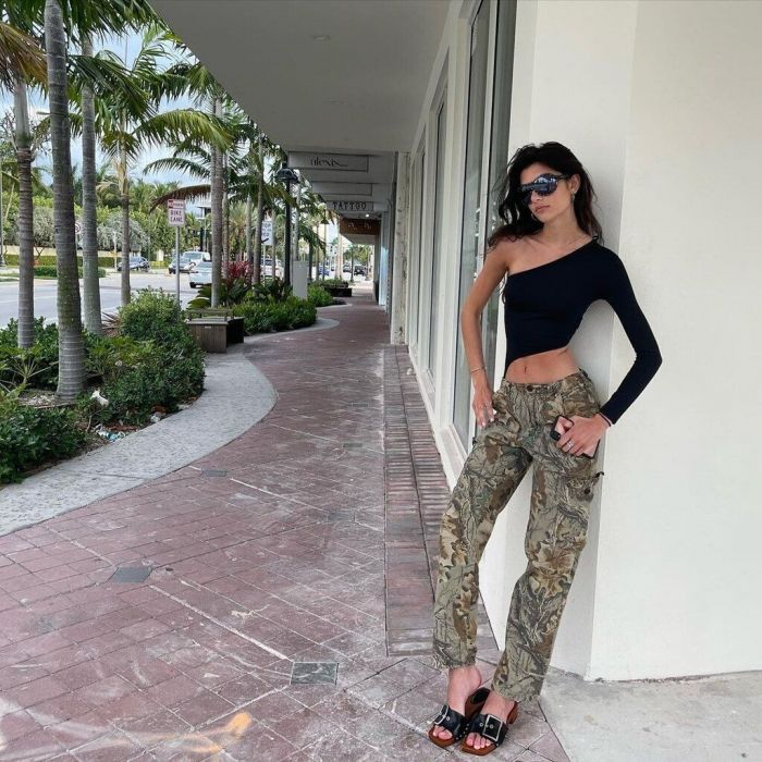 Οι Gen Z μπορεί να είναι οι απόλυτοι trendsetters, συχνά όμως, τα στυλ που καθοδηγούν τις αγοραστικές τους συνήθειες δεν είναι και τόσο trendy. Αντιθέτως αγοράζουν βασικά κομμάτια με ενδιαφέρουσες λεπτομέρειες – ένα λευκό τιραντάκι με cutout λεπτομέρειες,