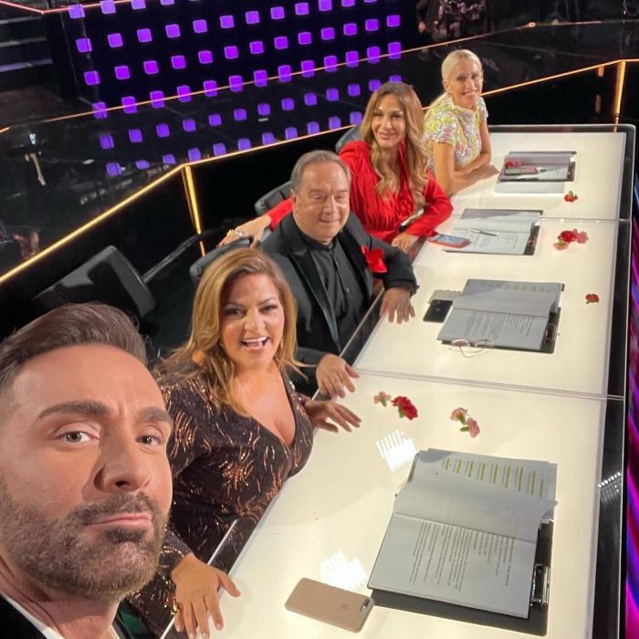 Ο Nίκος Κοκλώνης με την επιτροπή του J2us, Βίκυ Σταυροπούλου, Σταμάτη Φασουλή, Δέσποινα Βανδή και Μαρία Μπεκατώρου 