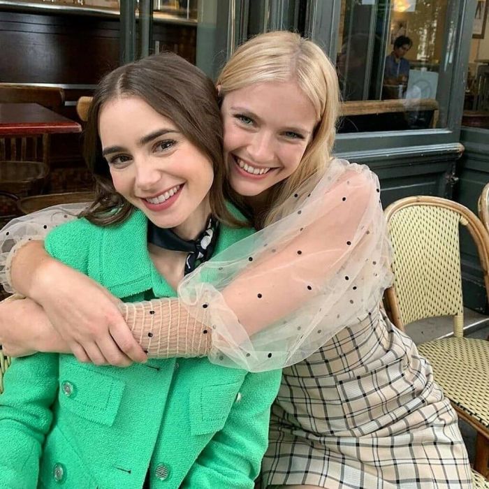 Εδώ η Emily ποζάρει μαζί με την Camille @emilyinparis