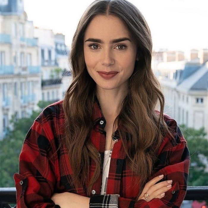 Πλέξε τα μαλλιά σου όσο είναι βρεγμένα, ή χρησιμοποίησε  ένα σίδερο για να δημιούργησεις τις ωραίες μπούκλες της @emilyinparis