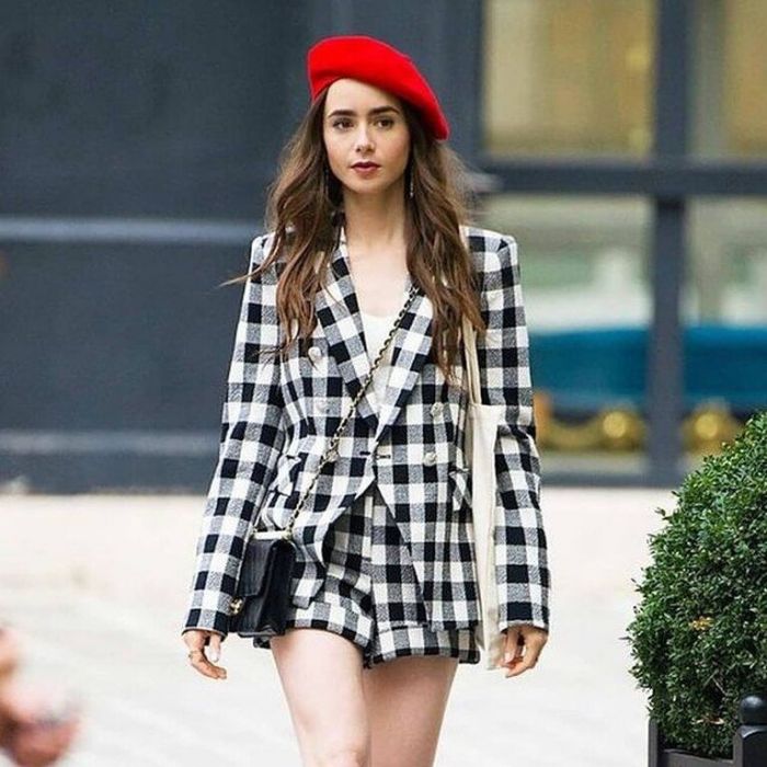 Ίσως το πιο εμβληματικό και εύκολο σύνολο της Emily που μπορείς να αντιγράψεις είναι αυτό στο οποίο φοράει έναν κόκκινο μπερέ @emilyinparisoutfits
