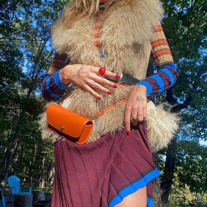 Δοκίμασε να φορέσεις ένα faux fur γιλέκο πάνω από το sweater dress σου @linmick