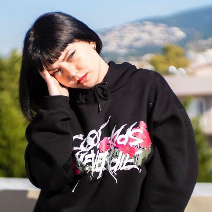 Το τραγούδι και ο χορός είναι οι μεγάλες της αγάπες.