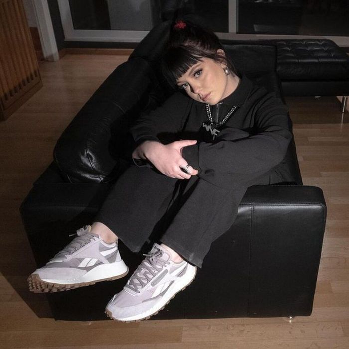 Η Marseaux είναι ένα κορίτσι που τρελαίνεται για την τέχνη.