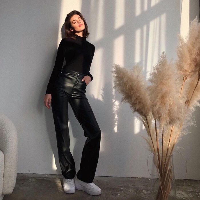 Με δερμάτινο παντελόνι @monalillian