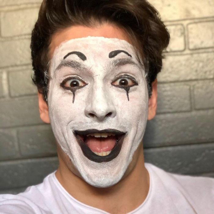 Παρακολουθεί εντατικά μαθήματα υποκριτικής, γιατί είναι ένας χώρος που του αρέσει πολύ. @vangelis_m_kakouriotis