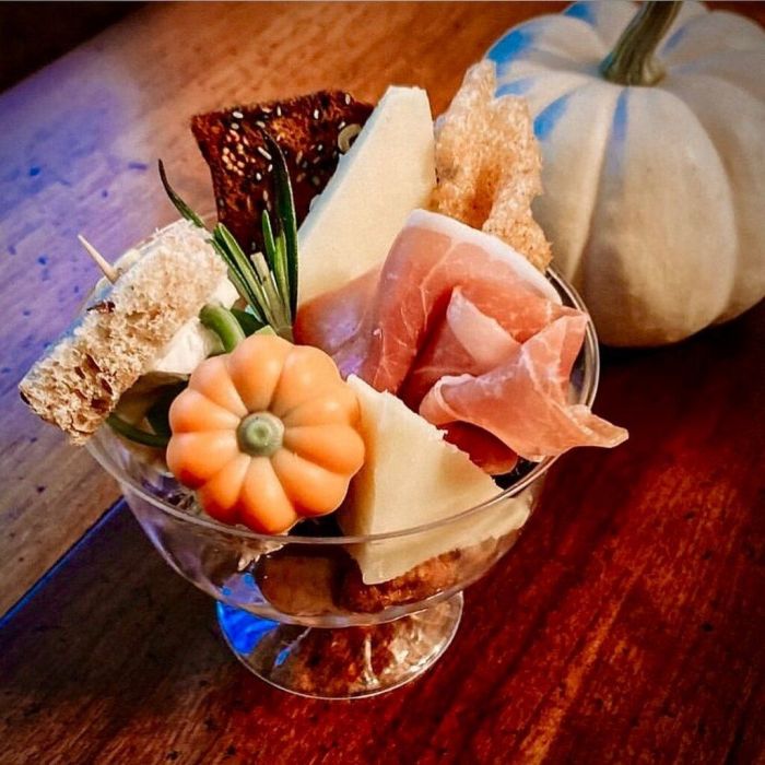 Τα Halloween snacks δεν πρέπει σε καμία περίπτωση να λείψουν από τη βραδιά. @cuppaculture.wny