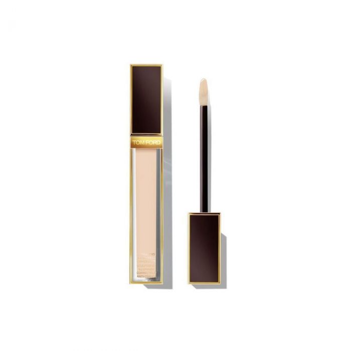 TOM FORD, SHADE AND ILLUMINATE CONCEALER: Εμπλουτισμένο με υαλουρονικό οξύ, με σύνθεση που δεν αλλοιώνεται, το concealer ενυδατώνει και βελτιώνει την υφή ενώ μειώνει την ερυθρότητα, τους μαύρους κύκλους και τις λεπτές γραμμές, δημιουργώντας τον τέλειο καμ