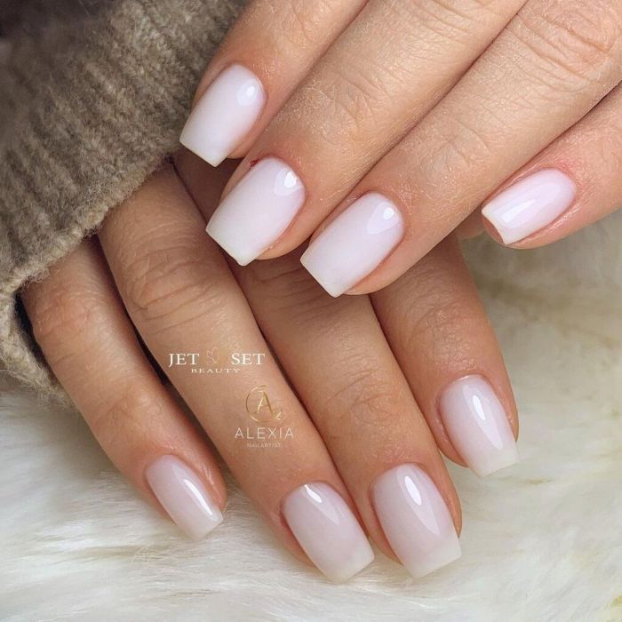 Milky nails
@alexia_nailartist
