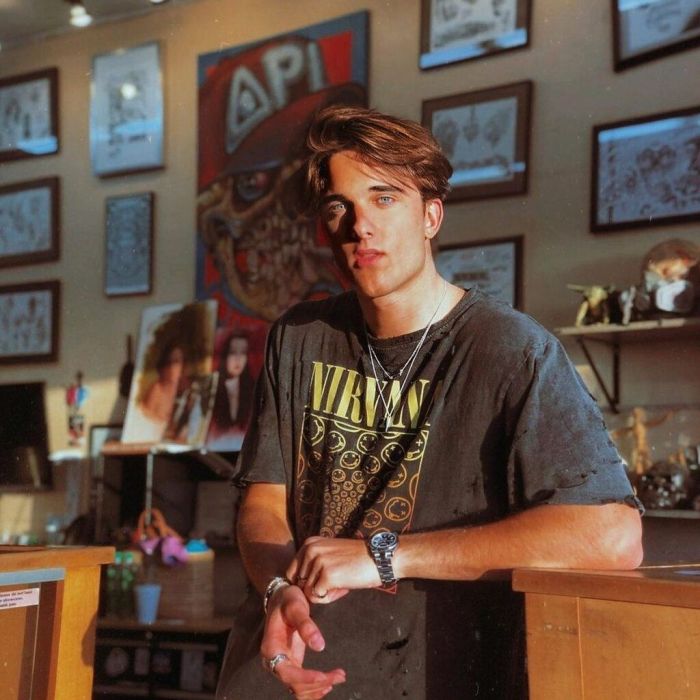 Τους στίχους έχει γράψει ο ίδιος. @arisyea