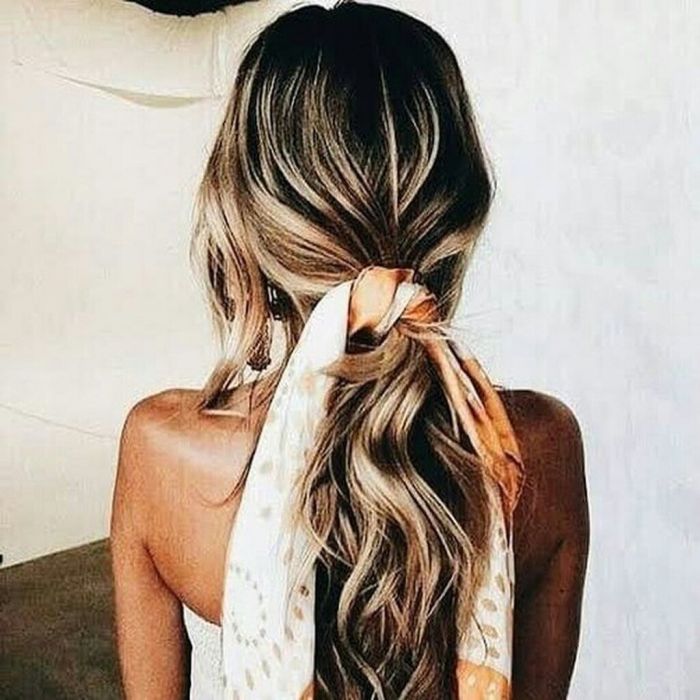 @beauty_trails
Και η χαμηλή κοτσίδα με κυμματιστά μαλλία και δέσιμο με κορδέλα είναι εξίσου μια πολύ WOW επιλογή!