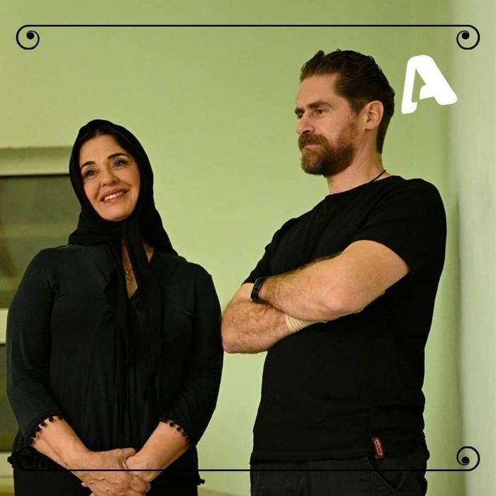 Χωρίς ωστόσο να καταλαβαίνει τίποτε ακόμη η μητέρα τους και για αυτό το δεύτερο ειδύλλιο στο σπίτι τους 