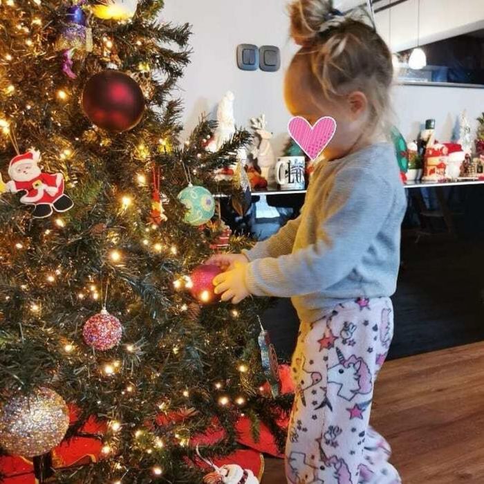 Αλλά και η μικρή κόρη της Αναστασοπούλου συμμετείχε στον στολισμό 