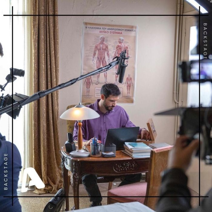 Ο γιατρός παίζει σε διπλό ταμπλό. Ξέρει ότι δεν του λένε την αλήθεια και στήνει παγίδες 