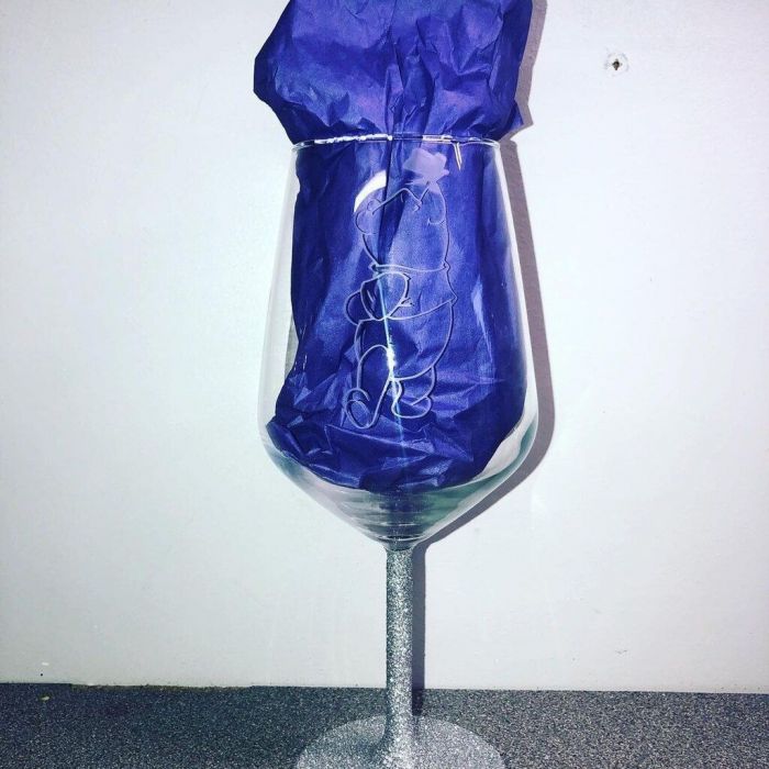 Πάρε το αγαπημένο σου ποτήρι, τη χρυσόσκονη και το αυτοκόλλητο που θες να ξεκολλήσεις.