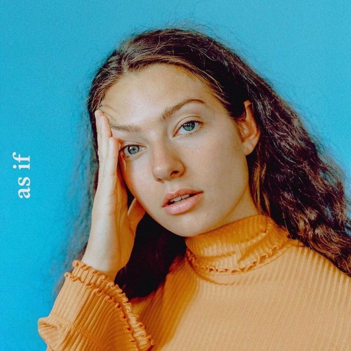 Η νεαρή τραγουδίστρια μεγάλωσε στην Νορβηγία.