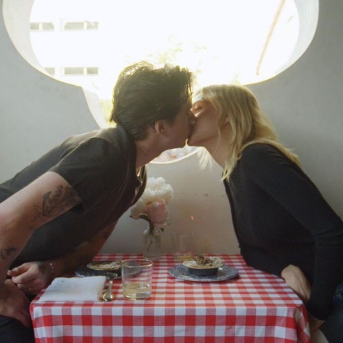 Και του αρέσει πολύ να μαγειρεύει για την κοπέλα και την οικογένειά του. @brooklynbeckham