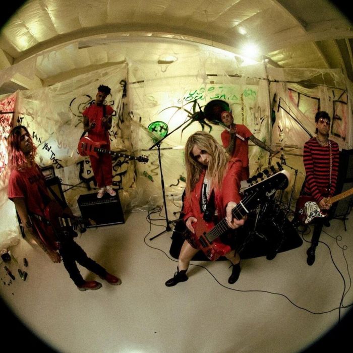 «Είναι κάτι σαν μια χαμένη ευκαιρία στην αγάπη», εξήγησε η @avrillavigne