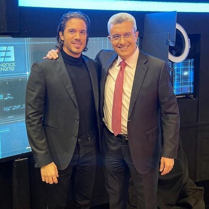 O Nίκος Χατζηνικολάου εξήγησε όταν υποδέχτηκε τον 37χρονο τραγουδιστή πως ο λόγος που τον προσκάλεσε στην χριστουγεννιάτικη εκπομπή, ήταν γιατί όποιον κι αν ρωτούσε, μικρό ή μεγάλο, έλεγε το όνομα του Νίκου.