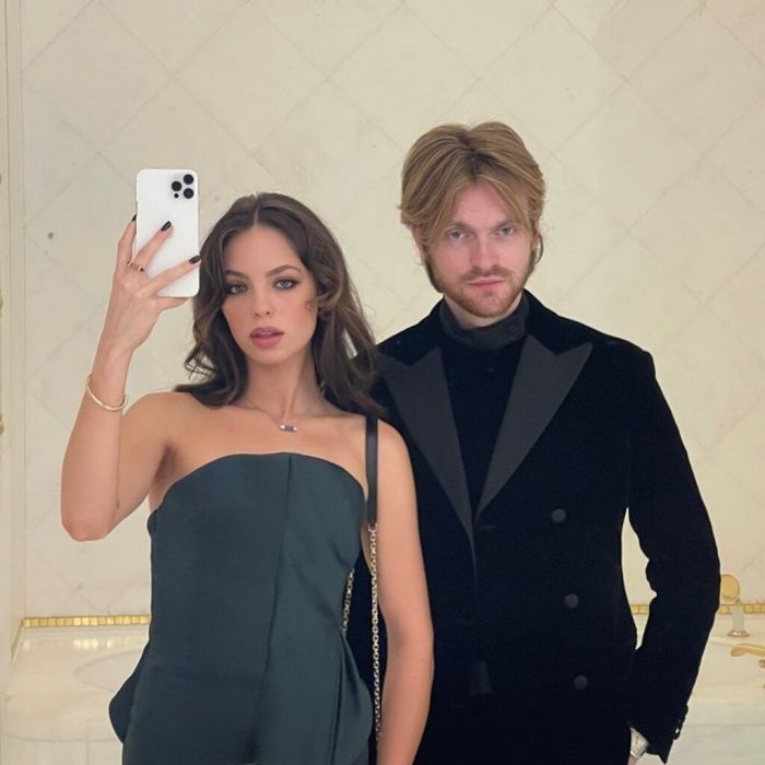 Ο @finneas με την Claudia Sulewski 