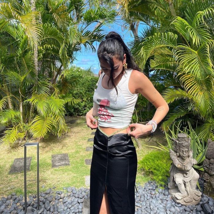 Το μανικιούρ της θυμίζει πολύ 70s και είναι κάτι το διαφορετικό.