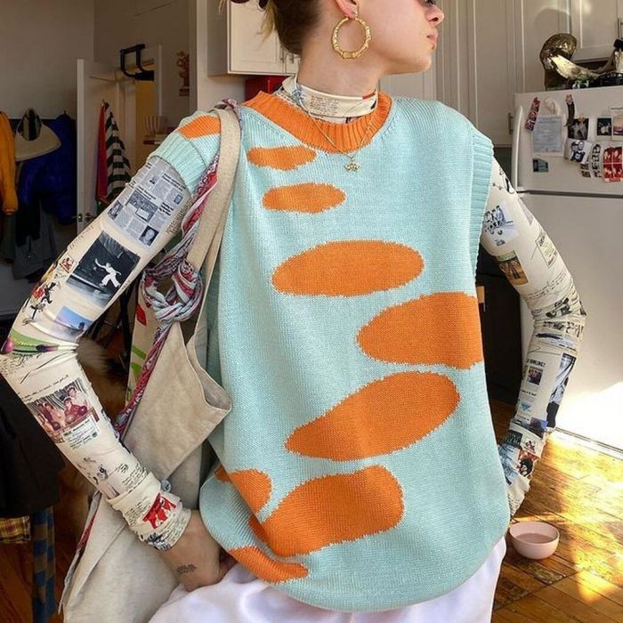 Γιλέκο με graphic print συνδυασμένο με printed ζιβάγκο @linmick