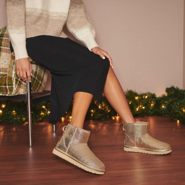 Fluffy boots + φούστα _ πουλόβερ @ugg